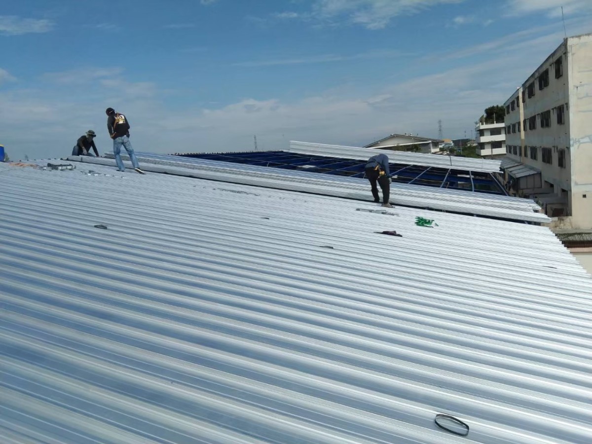 เปลี่ยนหลังคาเมทัลชีท โรงซ่อมแบตเตอรี่ กรุงเทพมหานคร