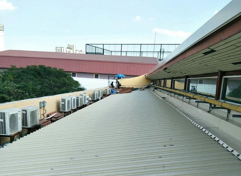 เปลี่ยนหลังคาเมทัลชีท โรงเรียนนานาชาติ กรุงเทพมหานคร