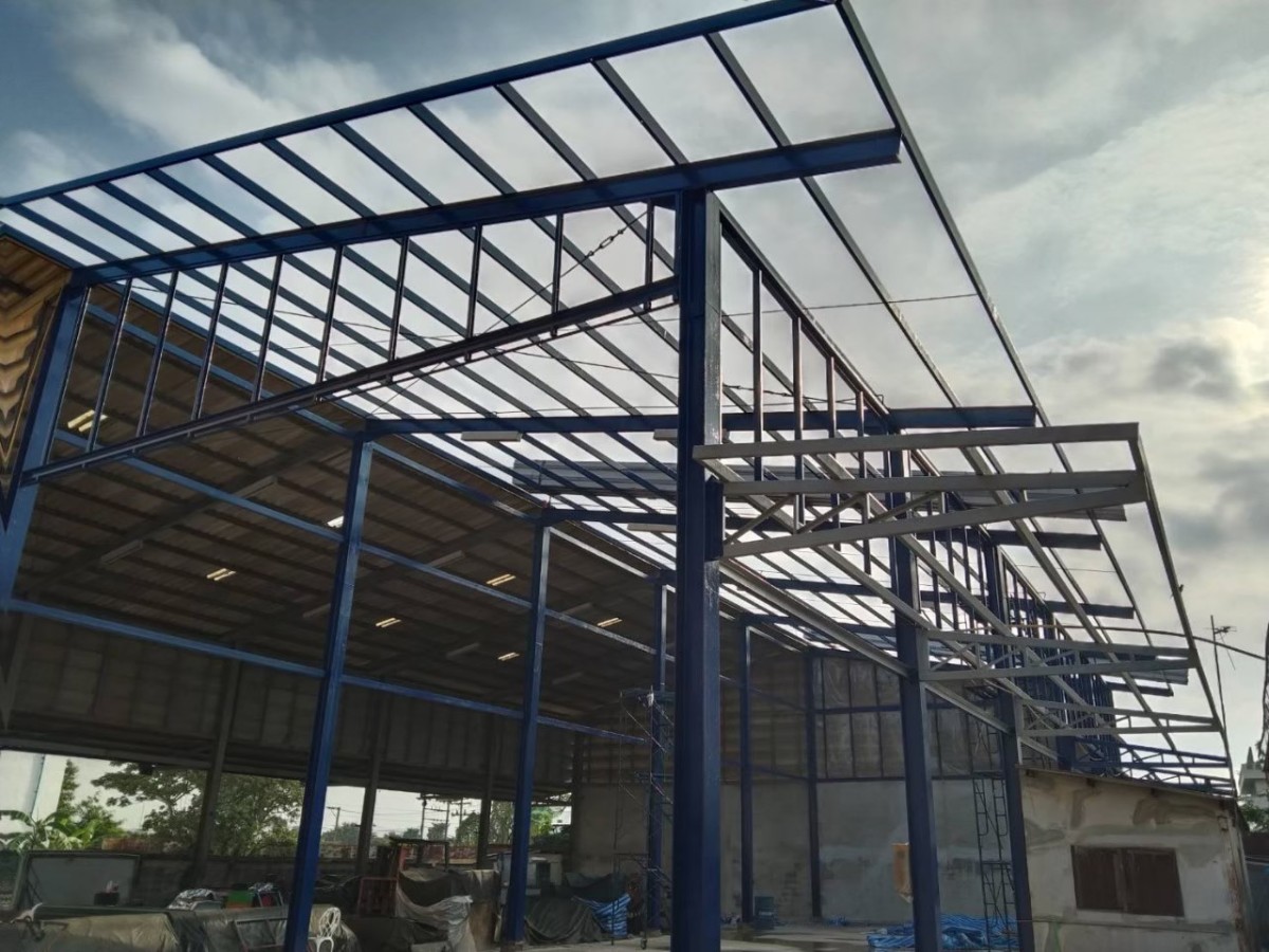 เปลี่ยนหลังคาเมทัลชีท โรงซ่อมแบตเตอรี่ กรุงเทพมหานคร