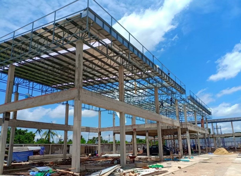 รับเหมาโครงหลังคา ติดตั้งหลังคาเมทัลชีท โชว์รูมรถยนต์ กรุงเทพมหานคร