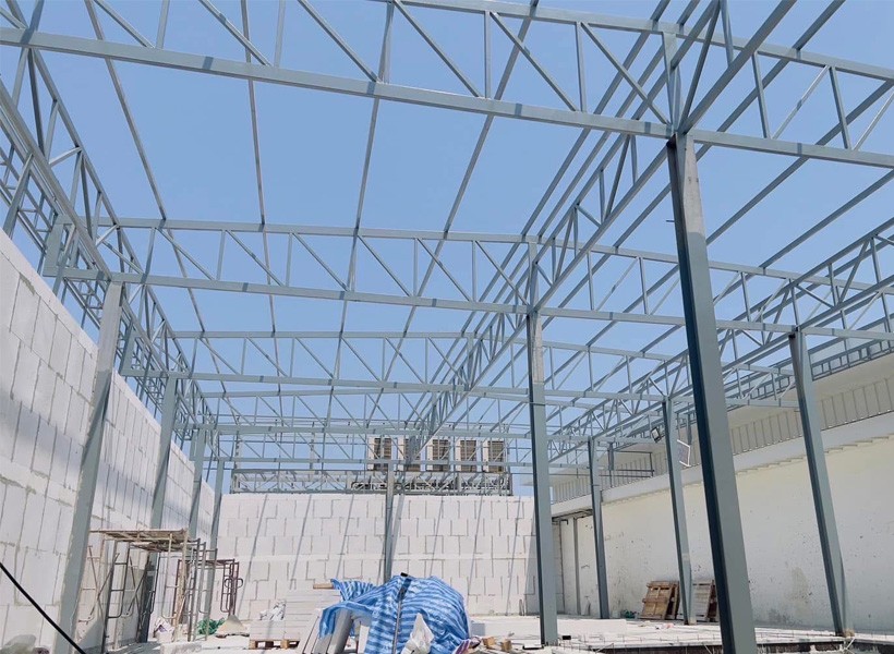 รับเหมาโครงหลังคา ติดตั้งหลังคาเมทัลชีท โชว์รูมรถยนต์ กรุงเทพมหานคร