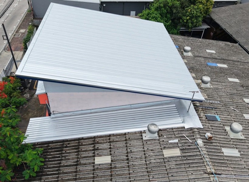 เปลี่ยนหลังคาเมทัลชีท โรงงานเฟอร์นิเจอร์คลอง4 อำเภอลำลูกกา ปทุมธานี