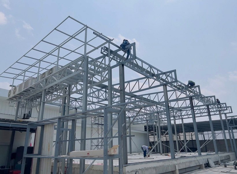 รับเหมาโครงหลังคา ติดตั้งหลังคาเมทัลชีท โชว์รูมรถยนต์ กรุงเทพมหานคร