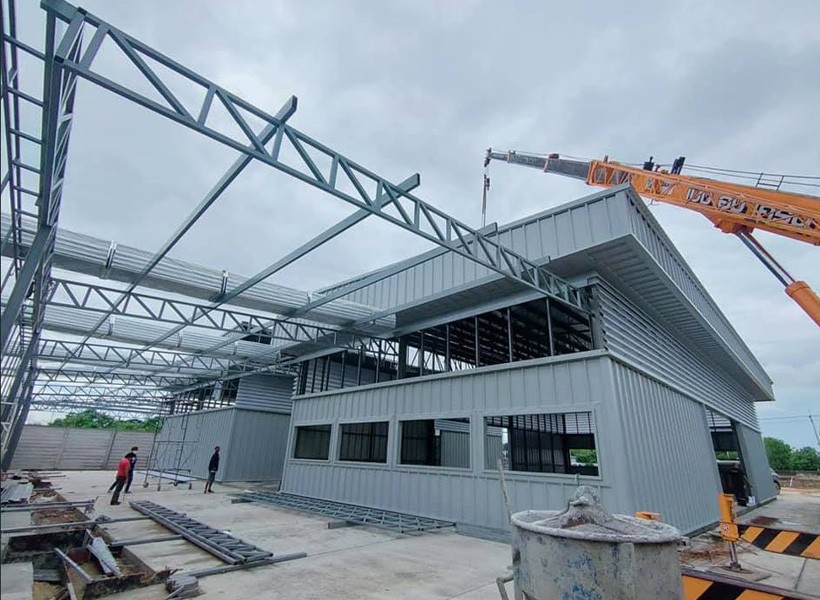 รับเหมาโครงหลังคา ติดตั้งหลังคาเมทัลชีท โชว์รูมรถยนต์ กรุงเทพมหานคร