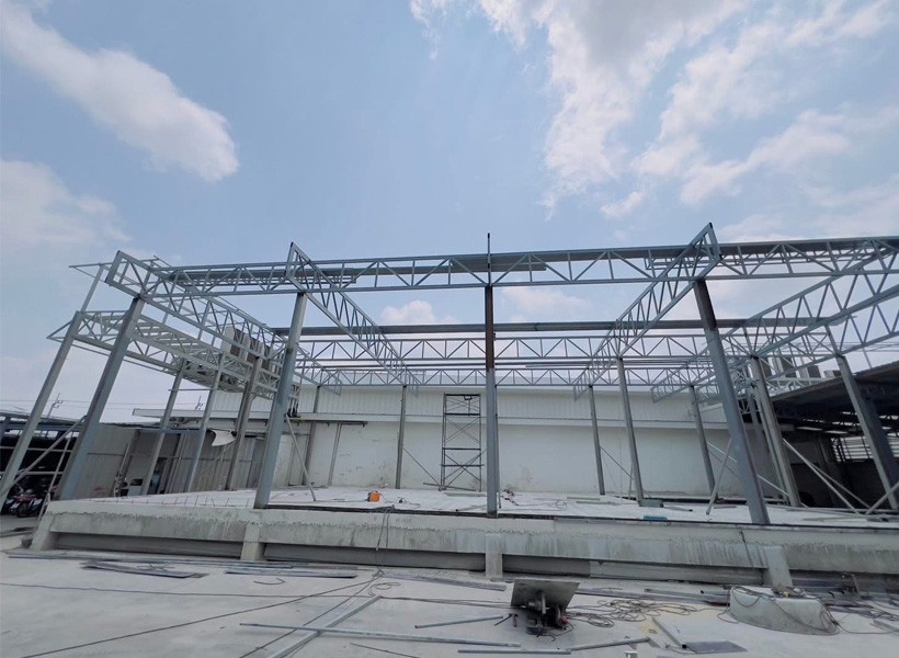 รับเหมาโครงหลังคา ติดตั้งหลังคาเมทัลชีท โชว์รูมรถยนต์ กรุงเทพมหานคร