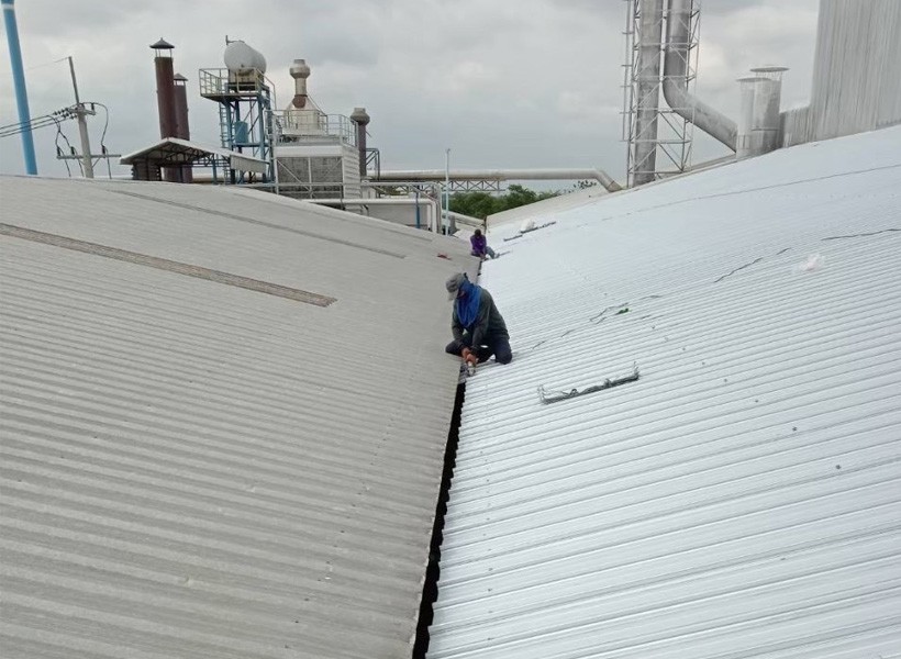 เปลี่ยนหลังคาเมทัลชีท โรงแป้งมันสำปะหลัง อำเภอด่านขุนทด นครราชสีมา