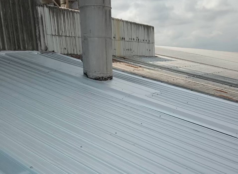 เปลี่ยนหลังคาเมทัลชีท โรงแป้งมันสำปะหลัง อำเภอด่านขุนทด นครราชสีมา