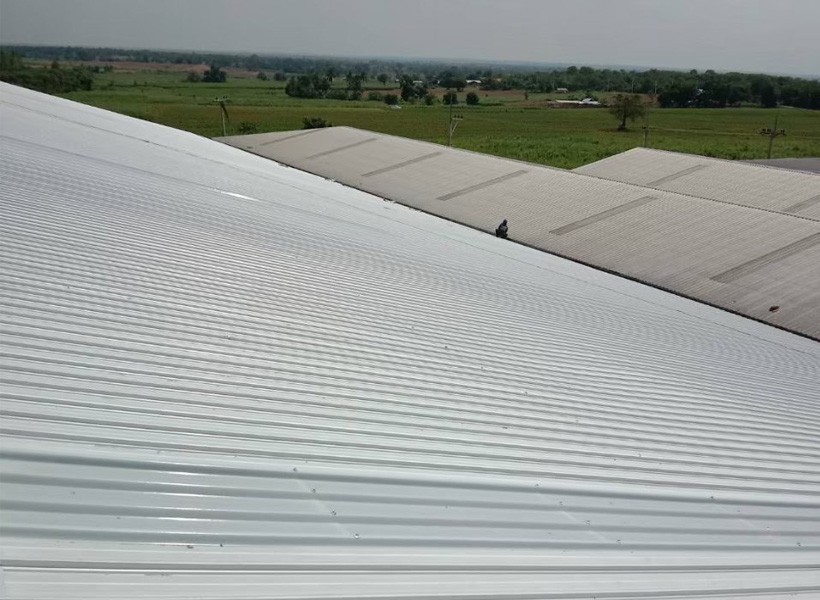 เปลี่ยนหลังคาเมทัลชีท โรงแป้งมันสำปะหลัง อำเภอด่านขุนทด นครราชสีมา