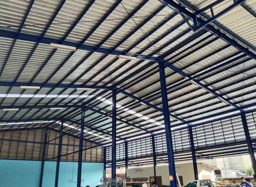รับติดตั้งหลังคาเมทัลชีทโรงงาน โรงซ่อมแบตเตอรี่ กรุงเทพ